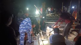 Jalan Putus Desa Kelumu Diperbaiki, Masyarakat dan Aparat Bahu-Membahu Bangun Jembatan Baru | foto : Zonamu/Okatnius