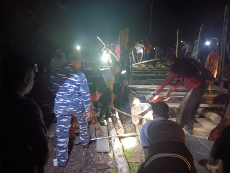 Jalan Putus Desa Kelumu Diperbaiki, Masyarakat dan Aparat Bahu-Membahu Bangun Jembatan Baru | foto : Zonamu/Okatnius