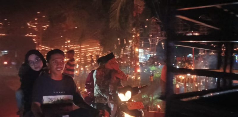 Antusias Warga Dabo Singkep Sambut Malam Tujuh Likur, Gerbang Lampu Colok Hingga Makan Bersama | Foto : Zonamu/Wandi