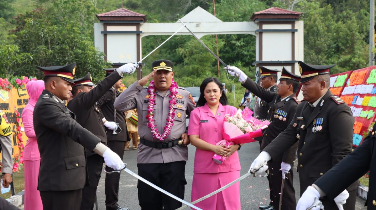 Pedang Pora Warnai Pisah Sambut Kapolres Lingga yang Baru | foto : Zonamu/Indra