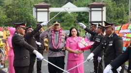 Pedang Pora Warnai Pisah Sambut Kapolres Lingga yang Baru | foto : Zonamu/Indra