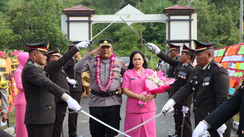 Pedang Pora Warnai Pisah Sambut Kapolres Lingga yang Baru | foto : Zonamu/Indra