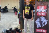 Penjual Baba Parfum saat menjajakan jualannya | foto : Zonamu/Wandi