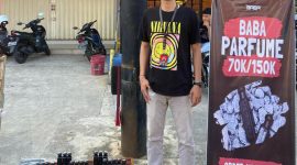 Penjual Baba Parfum saat menjajakan jualannya | foto : Zonamu/Wandi