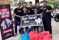 Baba Parfum Dabo Singkep Bagikan Ratusan Takjil untuk Pengendara | foto : Zonamu/Wandi