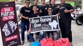 Baba Parfum Dabo Singkep Bagikan Ratusan Takjil untuk Pengendara | foto : Zonamu/Wandi