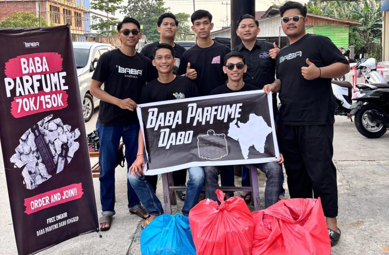 Baba Parfum Dabo Singkep Bagikan Ratusan Takjil untuk Pengendara | foto : Zonamu/Wandi