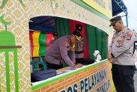 Kapolres Lingga AKBP Pahala Martua Nababan saat melakukan pengecekan pos pelayanan | Foto : Zonamu/Suji