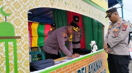 Kapolres Lingga AKBP Pahala Martua Nababan saat melakukan pengecekan pos pelayanan | Foto : Zonamu/Suji