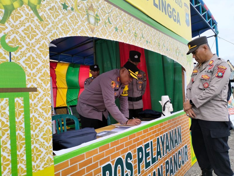 Kapolres Lingga AKBP Pahala Martua Nababan saat melakukan pengecekan pos pelayanan | Foto : Zonamu/Suji