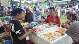 Potret warga beburu ke pasar murah | foto : zonamu/Wandy
