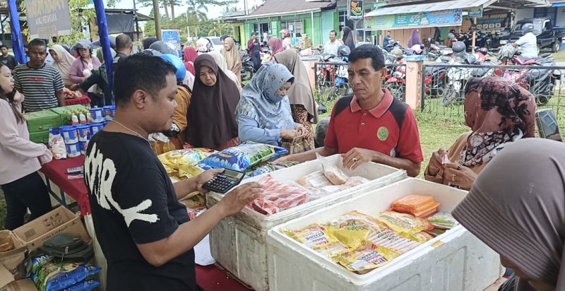 Potret warga beburu ke pasar murah | foto : zonamu/Wandy