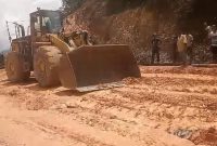 Kondisi jalan rusak di pelabuhan roro penarik | foto : Zonamu/Istimewa