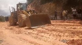 Kondisi jalan rusak di pelabuhan roro penarik | foto : Zonamu/Istimewa