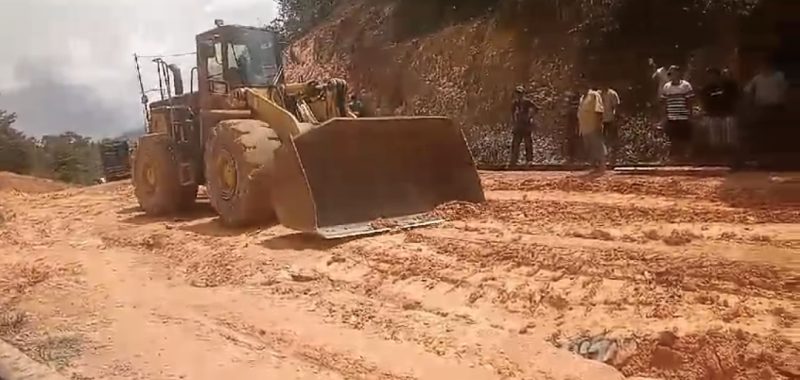 Kondisi jalan rusak di pelabuhan roro penarik | foto : Zonamu/Istimewa