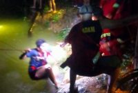 Proses evakuasi 7 pemuda di sungai | foto : zonamu/Yudha