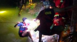 Proses evakuasi 7 pemuda di sungai | foto : zonamu/Yudha