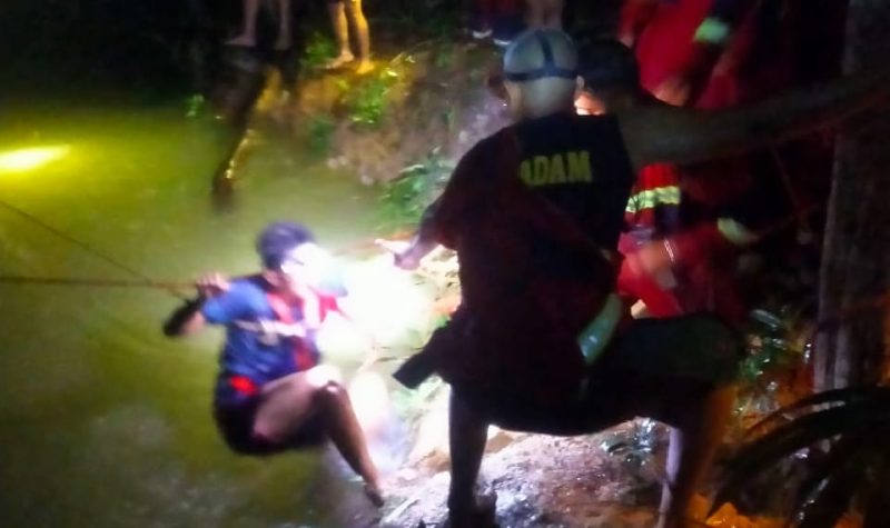 Proses evakuasi 7 pemuda di sungai | foto : zonamu/Yudha