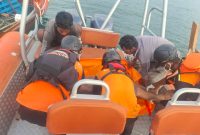 Tim SAR saat melakukan evakuasi korban | foto : zonamu/Yudha
