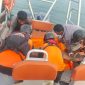 Tim SAR saat melakukan evakuasi korban | foto : zonamu/Yudha