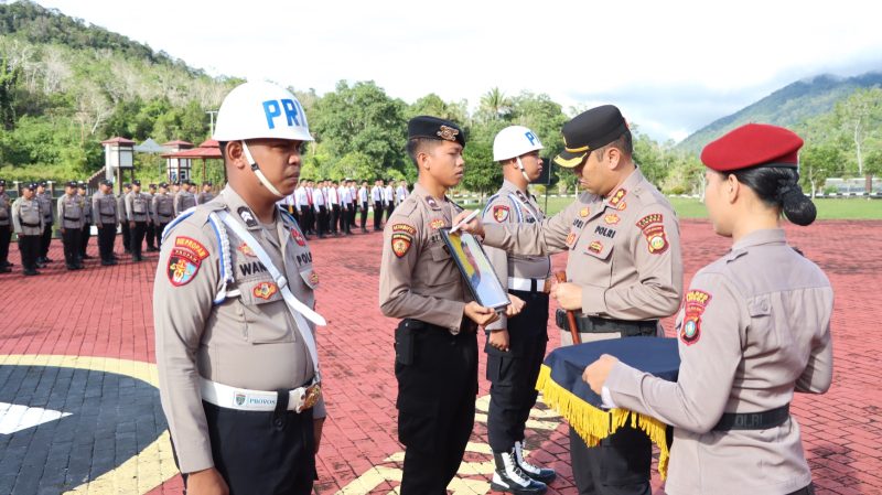 Kapolres Lingga saat melakukan proses PTDH | foto : zonamu/Humas Polres Lingga