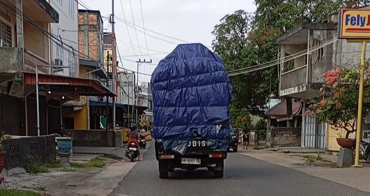 Potret salah satu pick up yang membawa muatan melebihi kapasitas | foto : zonamu/Wandi