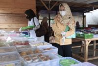 Tim Kesehatan Lingkungan Puskesmas Dabo Lama sat melakukan pengambilan sampel takjil | foto : Zonamu/Wandi