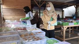 Tim Kesehatan Lingkungan Puskesmas Dabo Lama sat melakukan pengambilan sampel takjil | foto : Zonamu/Wandi