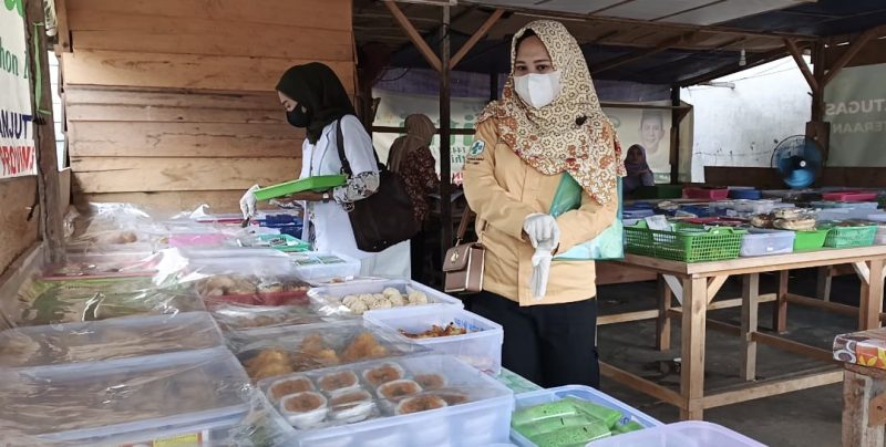 Tim Kesehatan Lingkungan Puskesmas Dabo Lama sat melakukan pengambilan sampel takjil | foto : Zonamu/Wandi