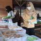 Tim Kesehatan Lingkungan Puskesmas Dabo Lama sat melakukan pengambilan sampel takjil | foto : Zonamu/Wandi