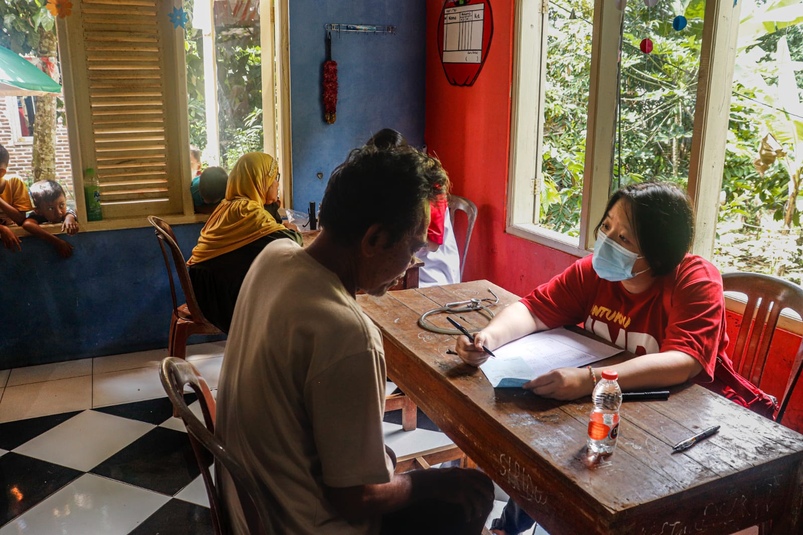 Dr. Kartikaningsih, Sp.A saat memeriksa kesehatan masyarakat | Foto: Zonamu/INTI Tangsel