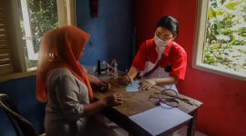 Dr. Ruth Kharisma Widjaja, Sp.A saat memeriksa kesehatan masyarakat | Foto: Zonamu/INTI Tangsel