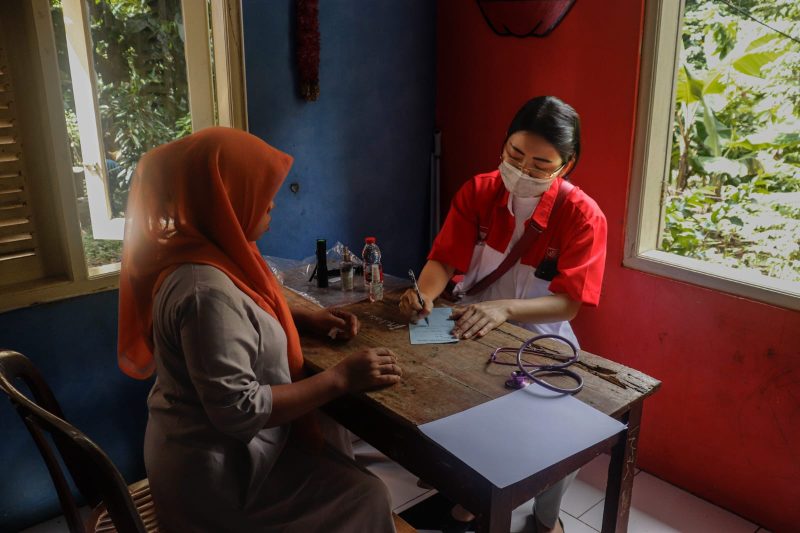 Dr. Ruth Kharisma Widjaja, Sp.A saat memeriksa kesehatan masyarakat | Foto: Zonamu/INTI Tangsel