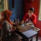 Dr. Ruth Kharisma Widjaja, Sp.A saat memeriksa kesehatan masyarakat | Foto: Zonamu/INTI Tangsel