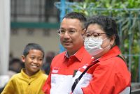Ketua Perhimpunan Indonesia Tionghoa Tangerang Selatan, Santo Wirawan memantau jalannya kegiatan Bakti Sosial kemasyarakatan | Foto: Zonamu/INTI Tangsel