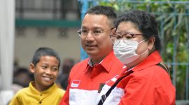 Ketua Perhimpunan Indonesia Tionghoa Tangerang Selatan, Santo Wirawan memantau jalannya kegiatan Bakti Sosial kemasyarakatan | Foto: Zonamu/INTI Tangsel
