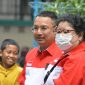 Ketua Perhimpunan Indonesia Tionghoa Tangerang Selatan, Santo Wirawan memantau jalannya kegiatan Bakti Sosial kemasyarakatan | Foto: Zonamu/INTI Tangsel