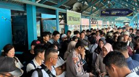 Kapolsek Singkep Barat Cek Pos Pelayanan Pelabuhan Jagoh | Foto : Zonamu/Suji