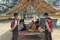 Polres Lingga Intensifkan Patroli di Objek Wisata Selama Libur Lebaran | Foto : Zonamu/Suji