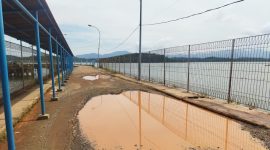 Dishub Lingga Dianggap Lalai, Lubang Besar di Akses Pelabuhan Roro Jagoh Dibiarkan | Foto : Zonamu/Wandi