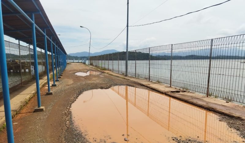 Dishub Lingga Dianggap Lalai, Lubang Besar di Akses Pelabuhan Roro Jagoh Dibiarkan | Foto : Zonamu/Wandi