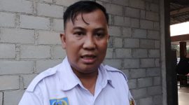 Kades Tinjul Amren saat di wawancarai | Foto : Zonamu/Wandi