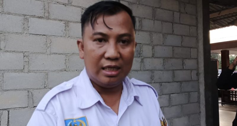 Kades Tinjul Amren saat di wawancarai | Foto : Zonamu/Wandi