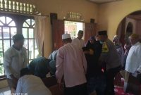 Wakapolres Lingga Kompol Andi Sutrisno Turut Bantu Proses Pemakaman Warga | Foto : Zonamu/Suji