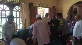 Wakapolres Lingga Kompol Andi Sutrisno Turut Bantu Proses Pemakaman Warga | Foto : Zonamu/Suji