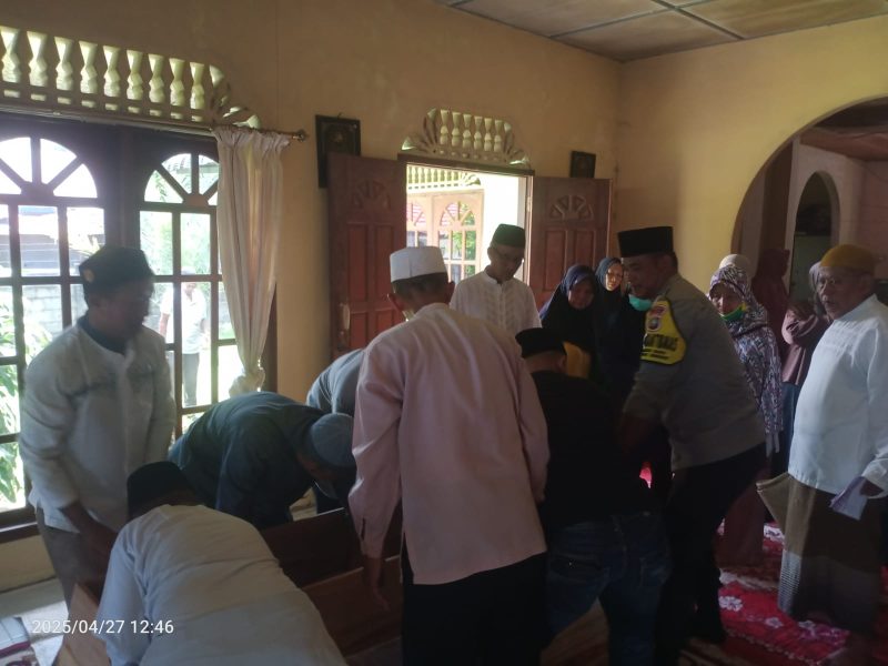 Wakapolres Lingga Kompol Andi Sutrisno Turut Bantu Proses Pemakaman Warga | Foto : Zonamu/Suji