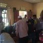 Wakapolres Lingga Kompol Andi Sutrisno Turut Bantu Proses Pemakaman Warga | Foto : Zonamu/Suji