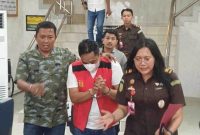 Jaksa giring tersangka dugaan korupsi proyek pembangunan Dermaga Islamic Centre Kundur ke Rutan Karimun untuk di tahan | Foto: Rian