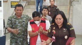 Jaksa giring tersangka dugaan korupsi proyek pembangunan Dermaga Islamic Centre Kundur ke Rutan Karimun untuk di tahan | Foto: Rian