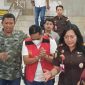 Jaksa giring tersangka dugaan korupsi proyek pembangunan Dermaga Islamic Centre Kundur ke Rutan Karimun untuk di tahan | Foto: Rian